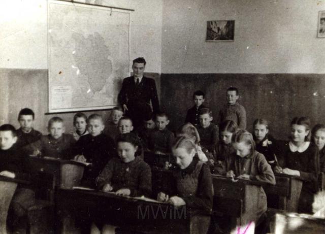 KKE 3674.jpg - Szkoła Powszechna w Mejszagole. Objęcie klasy przez litewskiego nauczyciela. W pierwszej ławce od lewej: pierwsza siedzi Jadwiga Rudak, Mejszagole, 1939 r.